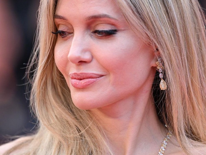 Angelina Jolie di Cannes Film Festival 2025 Angelina Jolie menghadiri karpet merah