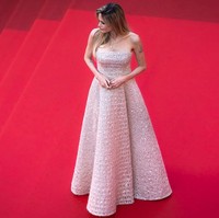 Rok bervolume dengan detail drapery ringan membuat penampilan Jolie memukau bak princess. Gaun ini menampilkan perpaduan antara kemewahan dan keanggunan yang tidak berlebihan. Foto: WireImage/Samir Hussein