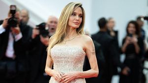 7 Penampilan Angelina Jolie Bak Princess, Berbalut Gaun Kashmir Mewah