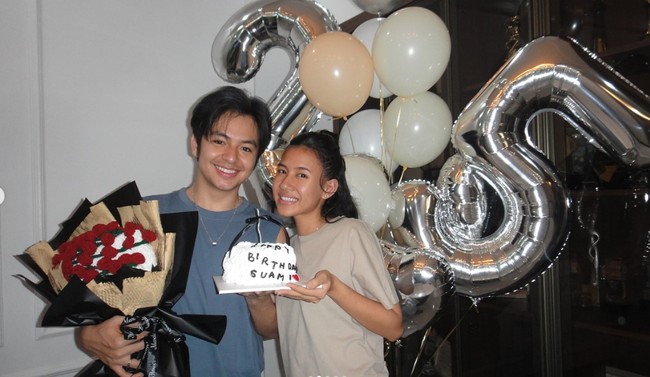 Dari unggahan yang terlihat Shenina sudah menyiapkan kejutan spesial untuk Angga. Kue ulang tahun bertuliskan Happy Birthday Suami serta balon berbentuk angka 25 melengkapi momen spesial tersebut. Foto: Instagram/@angga