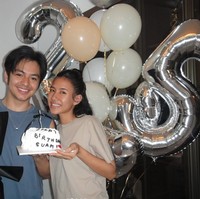 Dari unggahan yang terlihat Shenina sudah menyiapkan kejutan spesial untuk Angga. Kue ulang tahun bertuliskan Happy Birthday Suami serta balon berbentuk angka 25 melengkapi momen spesial tersebut. Foto: Instagram/@angga