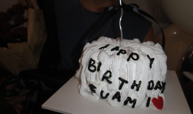 Kue ulang tahunnya sendiri tampak simpel namun tetap unik dengan warna putih bertekstur. Terdapat tulisan Happy Birthday Suami lengkap dengan bentuk hati. Sebuah lilin berwarna silver dihiasi pita hitam juga tertancap di bagian atas kue ulang tahun. Foto: Instagram/@angga