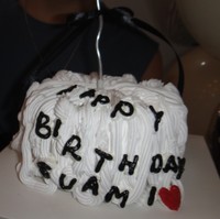 Kue ulang tahunnya sendiri tampak simpel namun tetap unik dengan warna putih bertekstur. Terdapat tulisan Happy Birthday Suami lengkap dengan bentuk hati. Sebuah lilin berwarna silver dihiasi pita hitam juga tertancap di bagian atas kue ulang tahun. Foto: Instagram/@angga