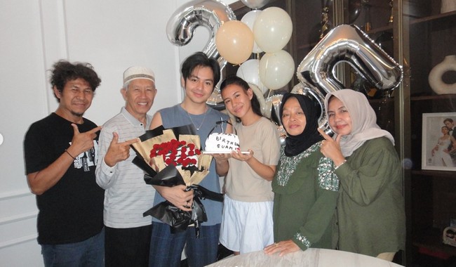 Kejutan ulang tahun tersebut semakin lengkap dengan kehadiran orangtua Angga dan Shenina. Kebahagiaan jelas terlihat di wajah Angga. Foto: Instagram/@angga