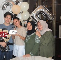 Kejutan ulang tahun tersebut semakin lengkap dengan kehadiran orangtua Angga dan Shenina. Kebahagiaan jelas terlihat di wajah Angga. Foto: Instagram/@angga