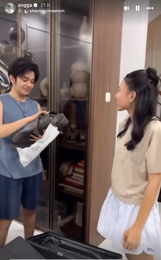 Rupanya Shenina memberikan sebuah koper besar yang di dalamnya sudah terdapat sebuah tas. Shenina sendiri mengungkapkan jika kado untuk Angga sebenarnya sudah ada banyak, bukan hanya tas tersebut saja. Foto: Instagram/@angga
