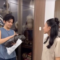 Rupanya Shenina memberikan sebuah koper besar yang di dalamnya sudah terdapat sebuah tas. Shenina sendiri mengungkapkan jika kado untuk Angga sebenarnya sudah ada banyak, bukan hanya tas tersebut saja. Foto: Instagram/@angga