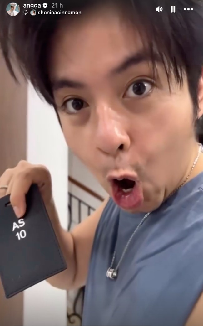 Shenina juga memberikan sebuah luggage tag dengan inisial nama Angga dan Shenina AS. Juga terdapat tulisan angka 10 yang merupakan tanggal pernikahan Angga dan Shenina. Foto: Instagram/@angga