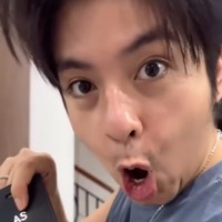 Shenina juga memberikan sebuah luggage tag dengan inisial nama Angga dan Shenina AS. Juga terdapat tulisan angka 10 yang merupakan tanggal pernikahan Angga dan Shenina. Foto: Instagram/@angga