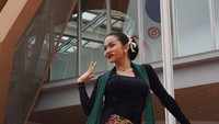 Lihatlah pesona Ariel yang memukau dalam balutan kebaya kutubaru yang dipadu rok batik.