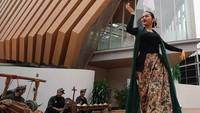 Ariel Tatum tampil dalam perayaan Hari Tari Sedunia dan pembukaan Paviliun Indonesia di Osaka World Expo 2025 dengan membawakan tarian jaipong.