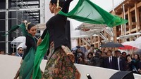 Tak sendirian, Ariel tampil bersama Happy Salma dengan iringan gamelan Sunda.