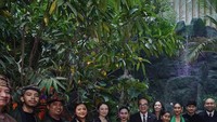 Ariel Tatum juga mengabadikannya dengan foto bersama tim dan orang-orang di belakang layar tariannya.