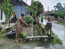 Main Hujan-hujan, Balita di Blitar Hilang Diduga Hanyut di Selokan