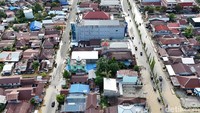 Sejumlah anak-anak terlihat memanfaatkan genangan untuk bermain, sementara pengguna jalan tampak berhati-hati melintasi jalanan yang tergenang.