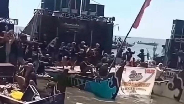 Battle sound horeg di laut Pasuruan