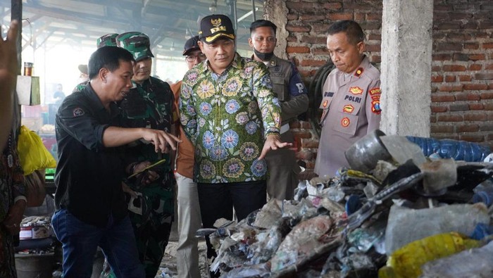 Bupati Sidoarjo Subandi melakukan sidak ke pabrik tahu milik UMKM di Desa Tropodo, Sidoarjo