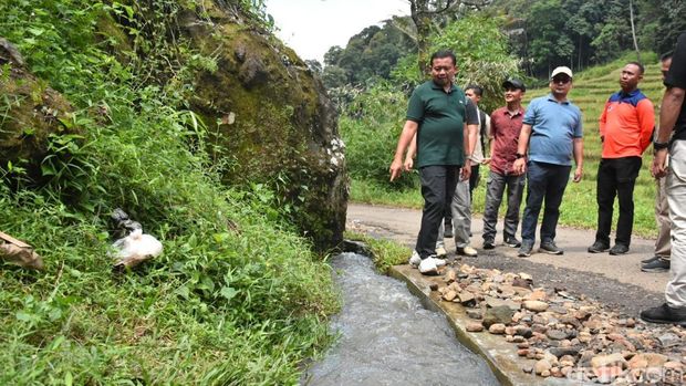 Bupati Sumedang Dony Ahmad Munir saat meninjau jalan kabupaten, Minggu (18/5/2025).