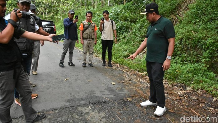 Bupati Sumedang Dony Ahmad Munir saat meninjau jalan kabupaten, Minggu (18/5/2025).