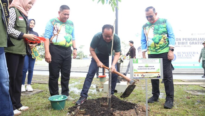 Cik Ujang melakukan gerakan penanaman pohon di Jabakabaring.