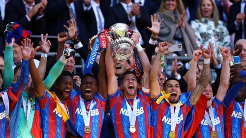 Soccer Football - FA Cup - Final - Crystal Palace v Manchester City - Wembley Stadium, London, Britain - May 17, 2025 Crystal Palaces Marc Guehi and Joel Ward lift the trophy as they celebrate with teammates after winning the FA Cup Action Images via Reuters/Andrew Boyers     TPX IMAGES OF THE DAY