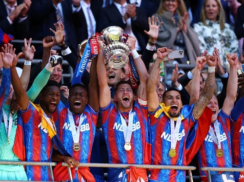 Soccer Football - FA Cup - Final - Crystal Palace v Manchester City - Wembley Stadium, London, Britain - May 17, 2025 Crystal Palaces Marc Guehi and Joel Ward lift the trophy as they celebrate with teammates after winning the FA Cup Action Images via Reuters/Andrew Boyers     TPX IMAGES OF THE DAY