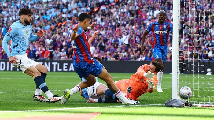 Soccer Football - FA Cup - Final - Crystal Palace v Manchester City - Wembley Stadium, London, Britain - May 17, 2025 Crystal Palaces Daniel Munoz scores their second goal past Manchester Citys Stefan Ortega before it is disallowed after a VAR review Action Images via Reuters/Andrew Boyers