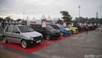 Pengunjung juga bisa melihat deretan mobil modifikasi dari pengguna setia Daihatsu, termasuk Xenia generasi awal yang menyambut di pintu masuk. Deretan mobil Ceria, Sirion, Terios, dan Sigra tampil dengan sentuhan modifikasi khas pemiliknya—dari konsep sporty hingga adventure.