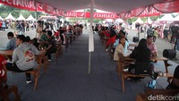 Selain melihat-lihat kendaraan, pengunjung bisa menikmati berbagai sajian kuliner dan berbelanja produk UMKM lokal seperti kerajinan tangan dan aksesoris. Tak hanya hiburan, acara ini juga menyisipkan semangat berbagi lewat kegiatan donor darah yang terbuka untuk umum.