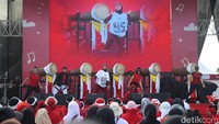 Pantauan pukul 07.00 WIB, suasana pagi sudah bergairah dengan lantunan musik zumba yang mengiringi ibu-ibu berpakaian merah mengikuti instruktur profesional. Antusiasme warga tampak tinggi dalam mengikuti senam massal, yang menjadi pembuka rangkaian kegiatan hari itu. Sekitar pukul 10.30 WIB, pengunjung juga disuguhkan pembagian doorprize menarik.