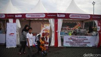 Di sisi lain, pengunjung juga bisa menikmati beragam produk UMKM lokal yang menjajakan makanan, kerajinan tangan, dan produk kreatif lainnya. 
