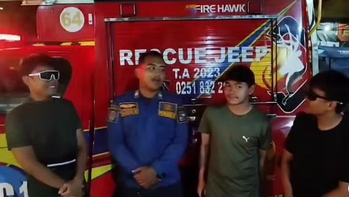 Damkar Kota Bogor antar pulang 3 remaja di Bogor yang kehabisan uang saat lari malam