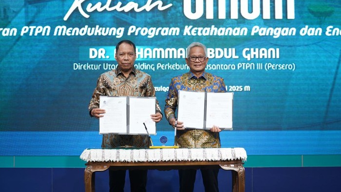 Direktur Utama Holding Perkebunan Nusantara PTPN 3 (Persero) Dr Mohammad Abdul Ghani dan Rektor UMSU Prof Agussani usai melakukan penandatanganan kerja sama. (Dok. Istimewa)