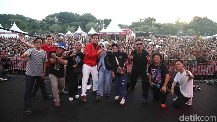DβMasiv Hentak Panggung Kumpul Sahabat Daihatsu Tangerang Grup band DβMasiv menjadi magnet utama di acara Kumpul Sahabat Daihatsu Tangerang. Ribuan pengunjung yang sudah menanti sejak sore langsung memenuhi area panggung utama saat nama dβMasiv disebutkan. Riuh tepuk tangan dan teriakan penonton menyambut kehadiran Rian dan kawan-kawan di atas panggung.