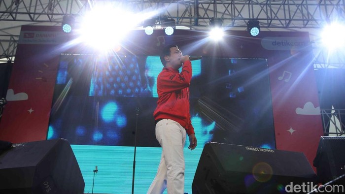 Grup band D’Masiv menjadi magnet utama di acara Kumpul Sahabat Daihatsu Tangerang. Ribuan pengunjung yang sudah menanti sejak sore langsung memenuhi area panggung utama saat nama d’Masiv disebutkan. Riuh tepuk tangan dan teriakan penonton menyambut kehadiran Rian dan kawan-kawan di atas panggung.
