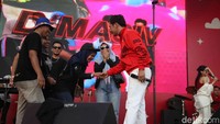 Interaksi hangat antara D’Masiv dan penonton jadi nilai lebih dari penampilan mereka malam itu. Selain membawakan lagu-lagu populer, d’Masiv juga menyelipkan pesan positif dan motivasi kepada generasi muda untuk terus semangat dan berkarya. Momen ini menambah kesan mendalam bagi para pengunjung yang hadir.