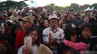 Tak sedikit penonton yang mengabadikan penampilan D’Masiv dengan ponsel mereka. Banyak yang terlihat bernyanyi dengan penuh semangat sambil mengangkat tangan ke udara. Energi positif dari panggung terasa menyatu dengan euforia para penonton.