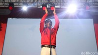 Rian, sang vokalis, beberapa kali menyapa penonton dan menyampaikan rasa terima kasih atas antusiasme yang luar biasa. Ia juga sempat mengajak penonton untuk menghidupkan flash dari ponsel masing-masing saat membawakan lagu ballad, menciptakan pemandangan lautan cahaya yang memukau.