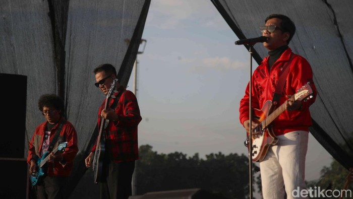 Grup band D’Masiv menjadi magnet utama di acara Kumpul Sahabat Daihatsu Tangerang. Ribuan pengunjung yang sudah menanti sejak sore langsung memenuhi area panggung utama saat nama d’Masiv disebutkan. Riuh tepuk tangan dan teriakan penonton menyambut kehadiran Rian dan kawan-kawan di atas panggung.