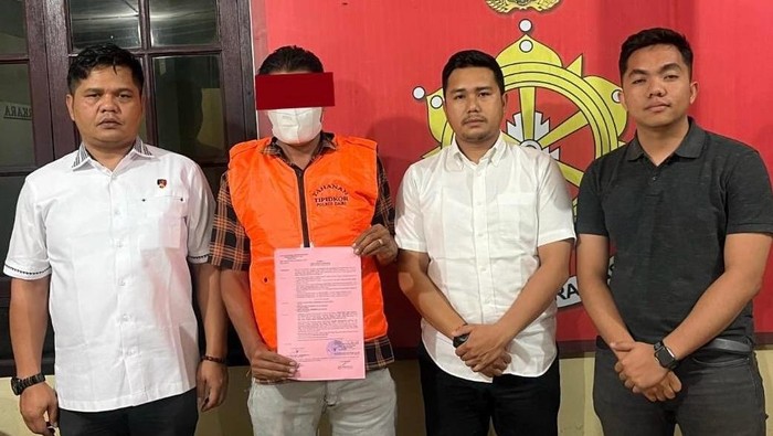 Eks Kades inisial RB (rompi oranye) saat diamankan petugas kepolisian. (Dok. Polres Dairi)
