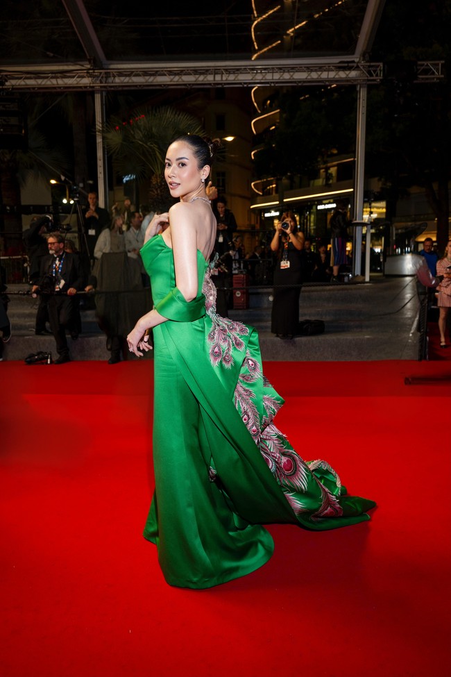 Puteri Indonesia 2014 Elvira Devinamira tak melewatkan pula perhelatan ini, Sabtu (17/5/2025). Ia hadir sebagai aktris dari film ‘Cookster: The Darkest Days’ yang masuk dalam kategori Best Indie Movie. Maka untuk momen spesial itu, ia bersolek dengan gaun hijau emerald rancangan desainer Stella Lunardy. (Foto: dok. Elvira Devinamira)