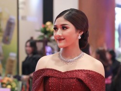 Pesona Erina Gudono Tampil Bold Dengan Lipstik Merah, Kalungnya Rp 481 Juta
