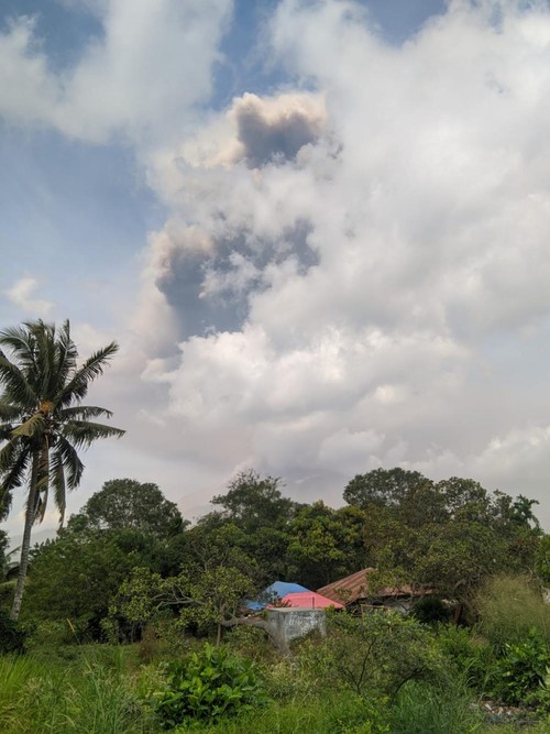 Potret erupsi Gunung Lewotobi Laki-laki, Minggu (18/5/2025).