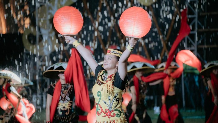 Gubernur Kalteng H. Agustiar Sabran membuka Festival Budaya Isen Mulang (FBIM) 2025 di Stadion Tuah Pahoe, Palangka Raya, Sabtu (17/05/2025). FBIM tahun ini mengusung tema Spirit of Isen Mulang atau Semangat Isen Mulang.