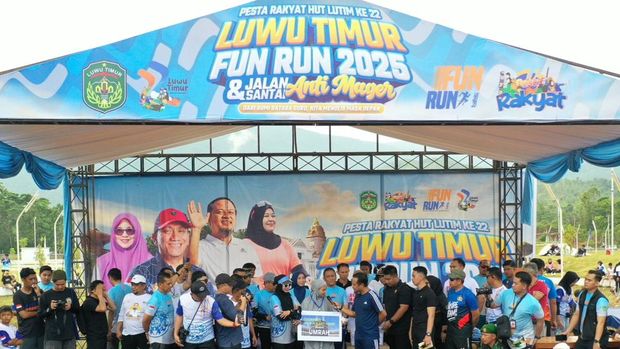 Gubernur Sulsel Andi Sudirman Sulaiman menyerahkan hadiah umrah dan beasiswa saat Fun Run Lutim.
