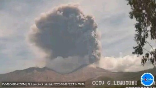 Kolom abu tebal yang muncul dari letusan Gunung Lewotobi Laki-Laki, siang ini, Minggu (18/5/2025).