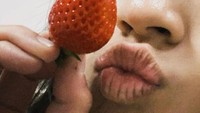 Pose lucu yang dibagikan Jean juga terlihat ketika memegang satu buah stroberi. Stroberi yang dipesan olehnya tampak segar dan siap disantap. Foto: Instagram @jeannetasfdl