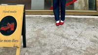 Ini pose Jean ketika liburan di Korea Selatan. Ia tampak meneguk segelas hangat kopi di depan toko sepatu bernama Marie Mon Diew di Gangnam, Seoul. Foto: Instagram @jeannetasfdl