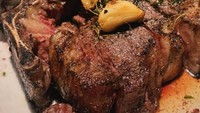 Momen makan steak juga sempat dibagikan Jeanneta. Ia memesan ribeye steak dengan kematangan medium yang juicy dan sensasi gurih harum. Foto: Instagram @jeannetasfdl