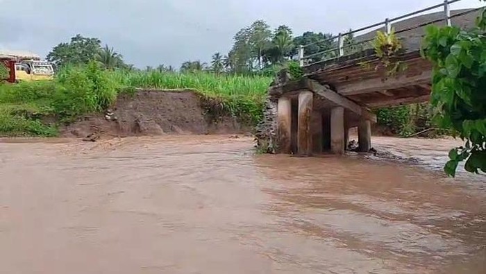 Jembatan ambruk yang terletak antara Desa Polohungo dan Desa Binajaya, Kecamatan Tolangohula, Kabupaten Gorontalo.